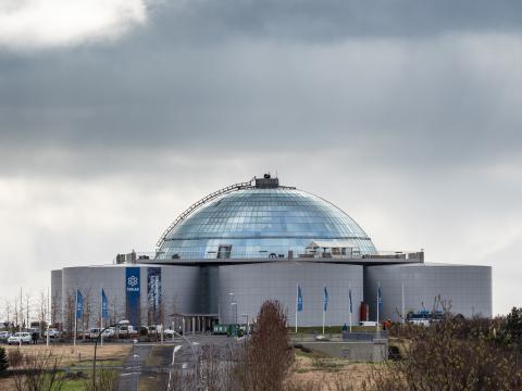 Perlan og hitaveitutankarnir undir henni. Vetur eða vor, grár himinn.