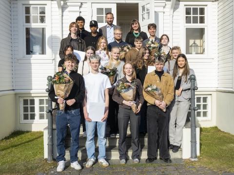 Hópur fólks í tröppunum fyrir framan höfða.