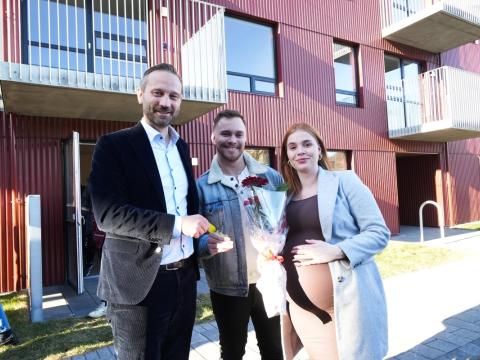 Kaupendur hagkvæms húsnæðis við afhendingu þess ásamt borgarstjóra