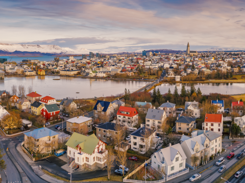 Séð yfir Tjörnina og Reykjavík frá horni Tjarnargötu og Skothúsvegar