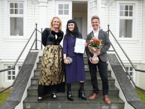 Ragnhildur Gísladóttir borgarlistamaður ásamt Heiðu B. Hilmisdóttur borgarstjóra og Skúla Helgasyni, formanni menningar-, íþrótta og tómstundaráðs.