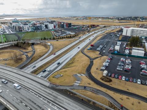 Séð yfir Miklubraut og Hlíðarendasvæði.