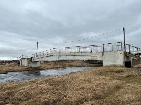 Brú yfir á.