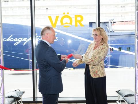 Gunnar Tryggvason hafnarstjóri og Heiða Björg Hilmisdóttir borgarstjóri klippa á borða, vígsla farþegamiðstöðvarinnar Vör.
