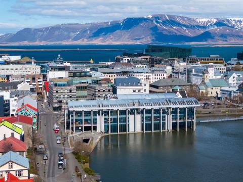 Horft yfir Ráðhús Reykjavíkur frá Tjarnargötu