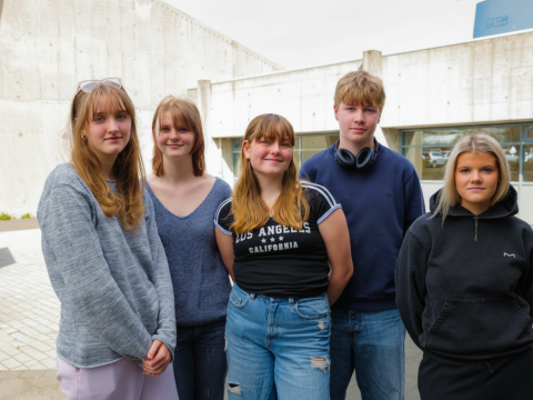 Lovísa Dóris Guðmundsdóttir, Tinna Long, Harpa Guðrún Baldvinsdóttir, Finnur Árni Jónsson, Íris Tinna Hauksdóttir. Ungmenni í Víkurskóla sem standa að skólablaði þar.