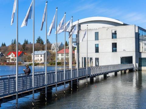 Ráðhús Reykjavíkur á fallegum degi