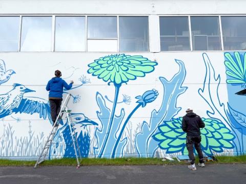 Sumarlegt vegglistaverk á Breiðhöfða