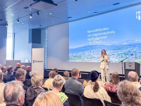 Hildur Björnsdóttir borgarstjóri á samráðsfundi um öryggismál í borginni í Ráðhúsi Reykjavíkur