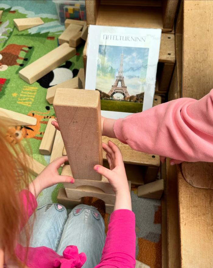 Barn að leika sér að kubbum