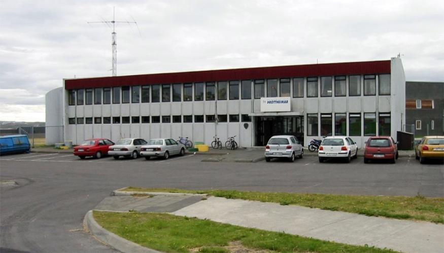 Félagsmiðstöðin Þróttheimar og frístundaheimilið Glaðheimar séð frá Holtavegi