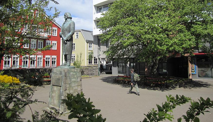 Styttan af Skúla fógeta í Víkurgarði á sólríkum degi