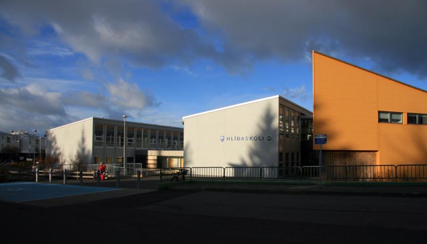 Hlíðaskóli og skólalóðin