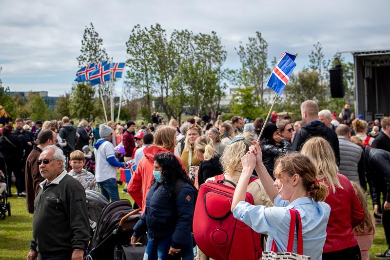 Hópur fólks á 17. júní í Hljómskálagarðinum