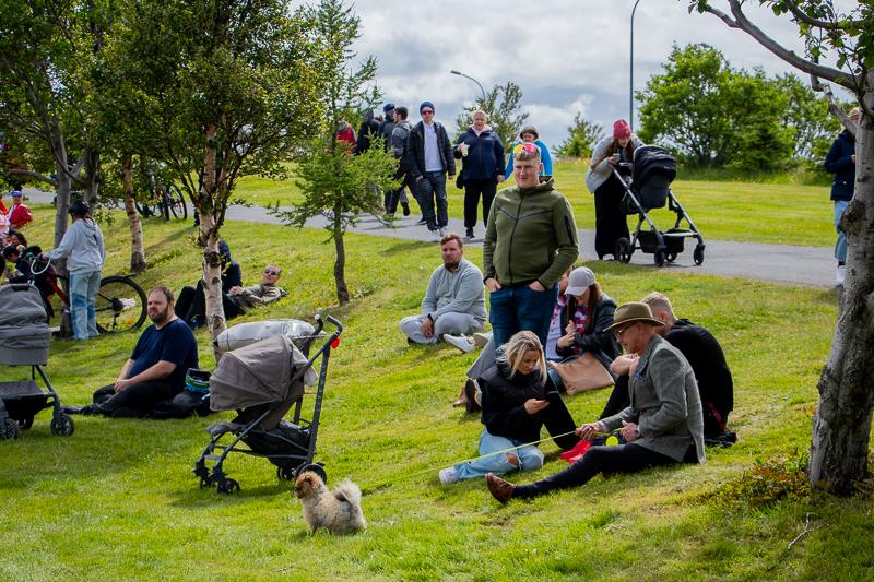 Fólk situr í grasinu í Hljómskálagarðinum
