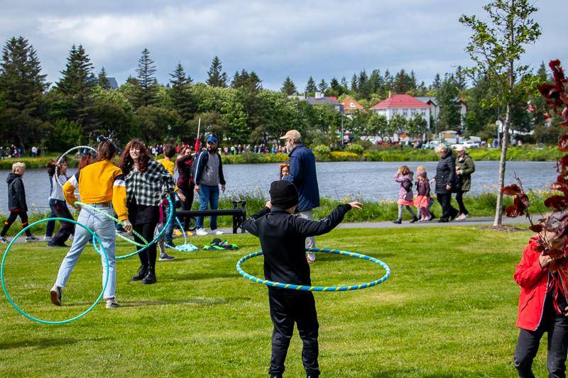 Krakkar að húlla í Hljómskálagarðinum