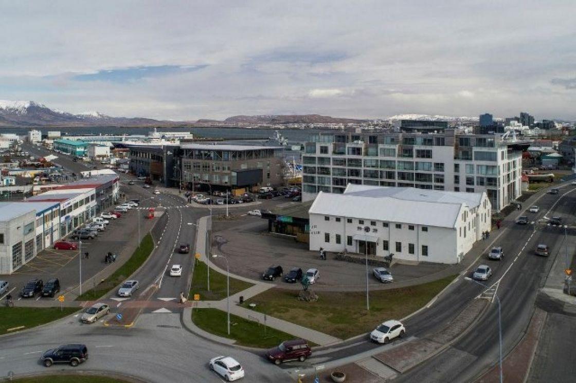 Alliance húsið og nágrenni þess.