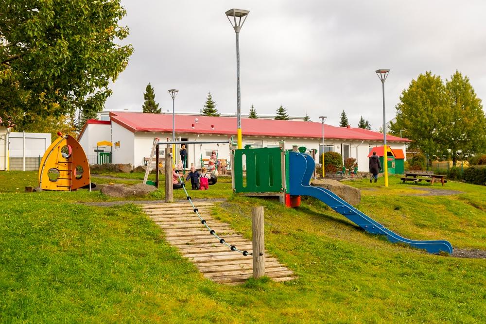 Leiktæki á lóð Furuskógar.
