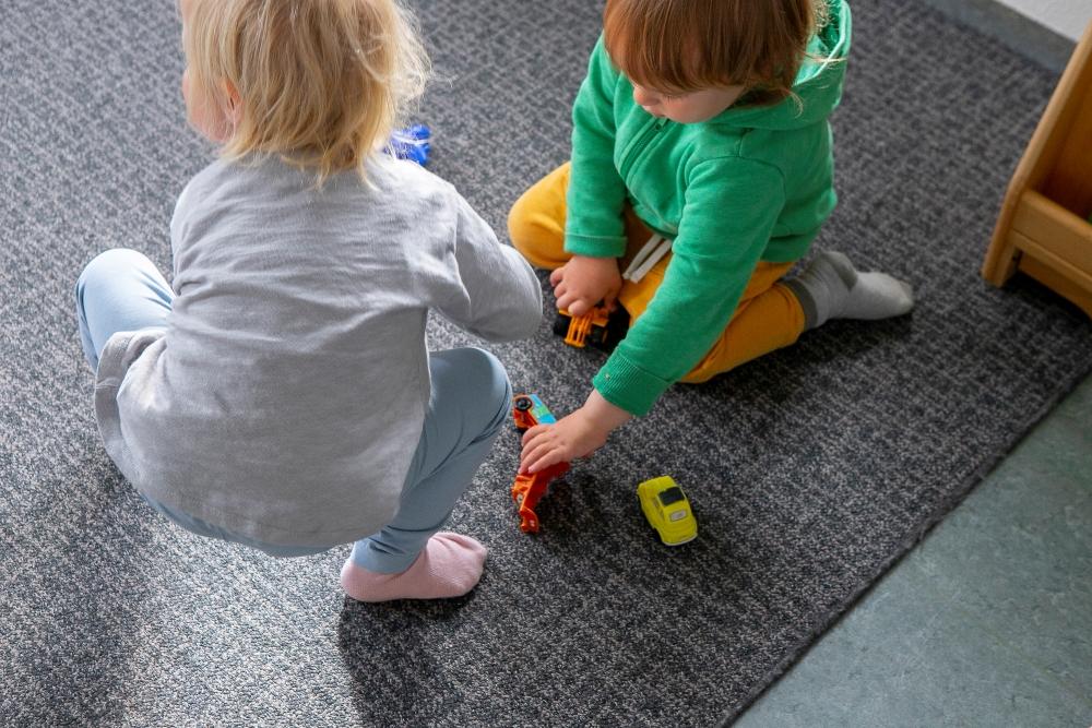 Börn að leika inni á Grandaborg.
