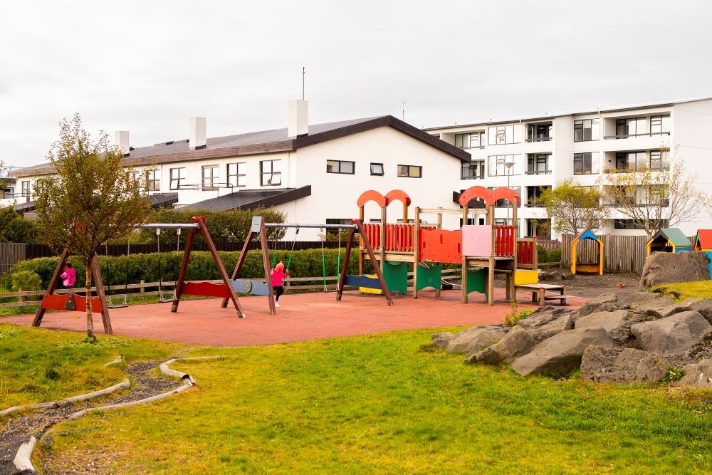 Leiktæki á lóð Grandaborgar.