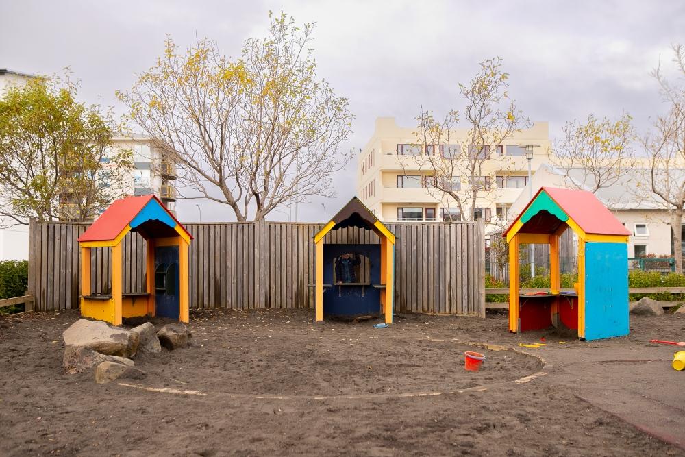 Leiktæki á lóð Grandaborgar.