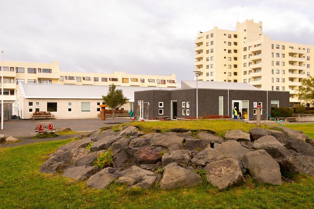 Leiktæki á lóð Grandaborgar.