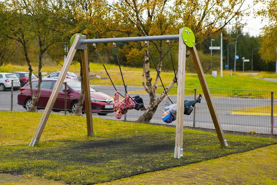 Börn að róla sér á leikskólanum Borg