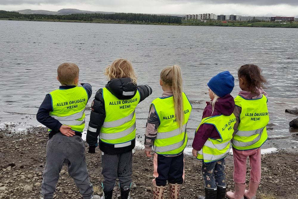 Children in yellow vests from Heiðarborg preschool at Rauðavatn