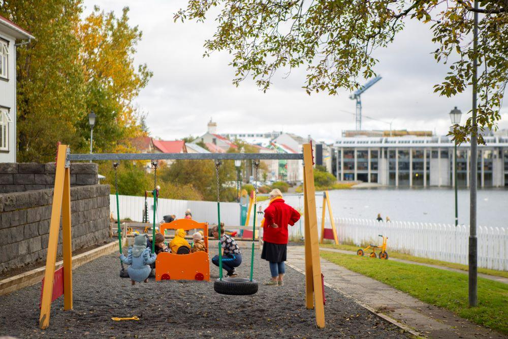 Börn að róla sér á leikskólanum Tjörn