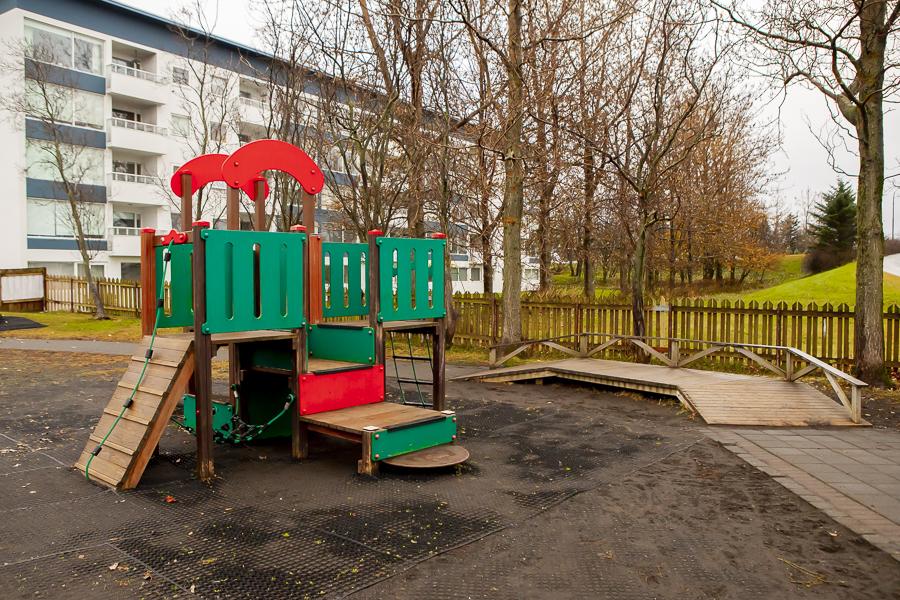 Leiktæki á lóð leikskólans Álftaborg.