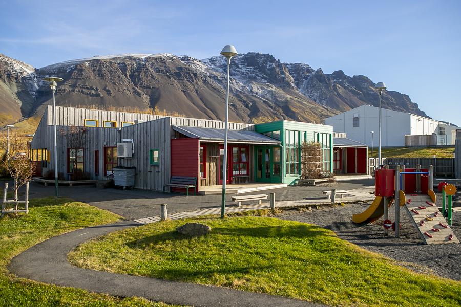 Leikskólinn Berg og leiktæki á lóðinni.