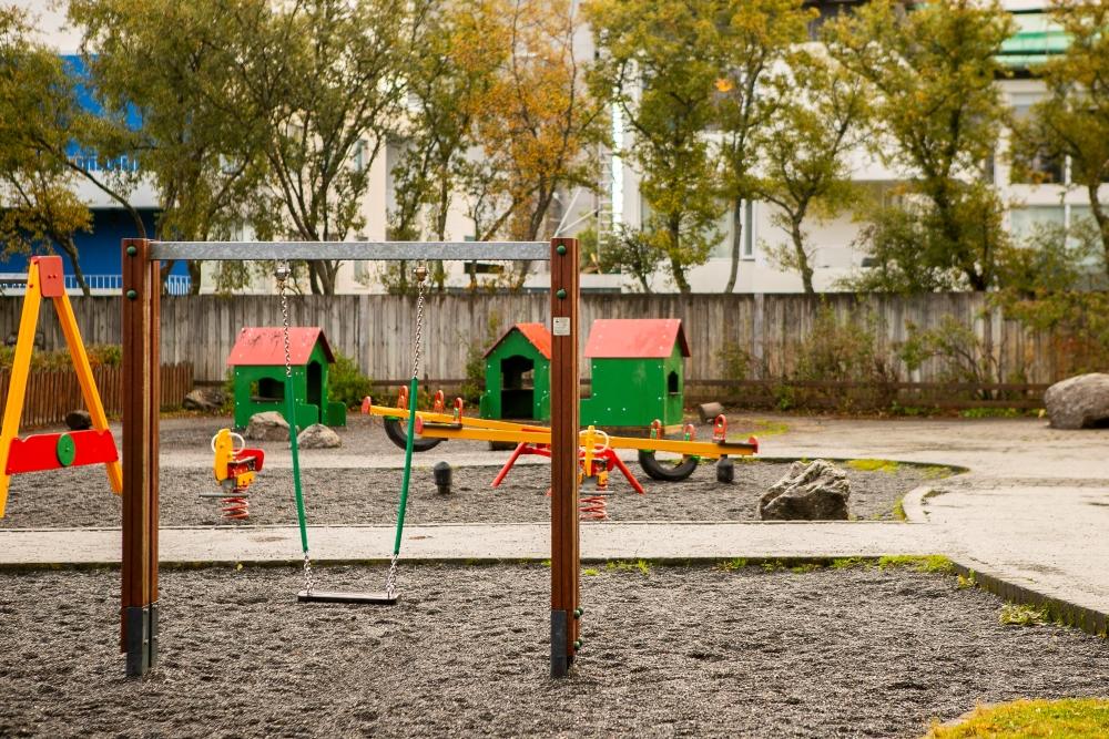Rólur, vegasalt, lítil hús ásamt öðrum leiktækjum á útisvæði leikskólans Björtuhlíðar