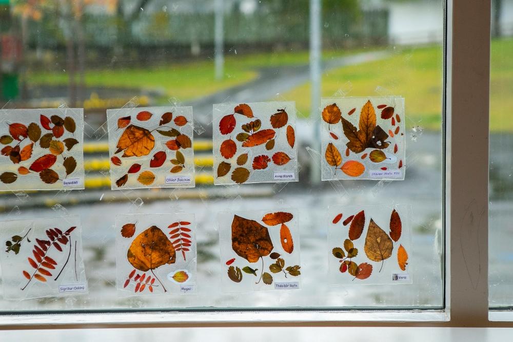 Myndlist unnin úr laufblöðum í glugga á leikskólanum Björtuhlíð