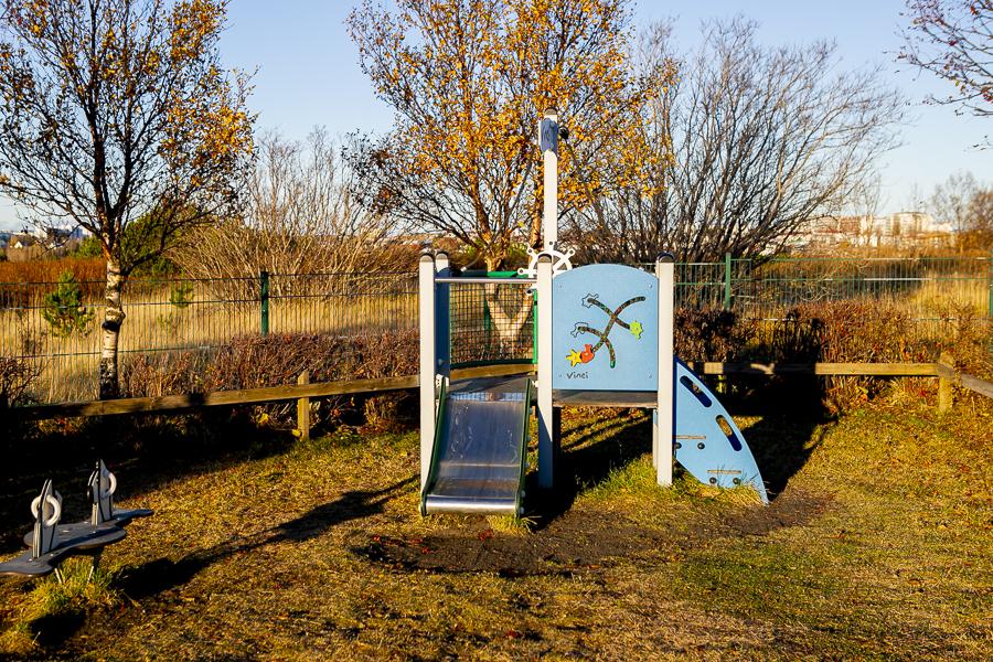 Leiktæki á lóð Blásala.
