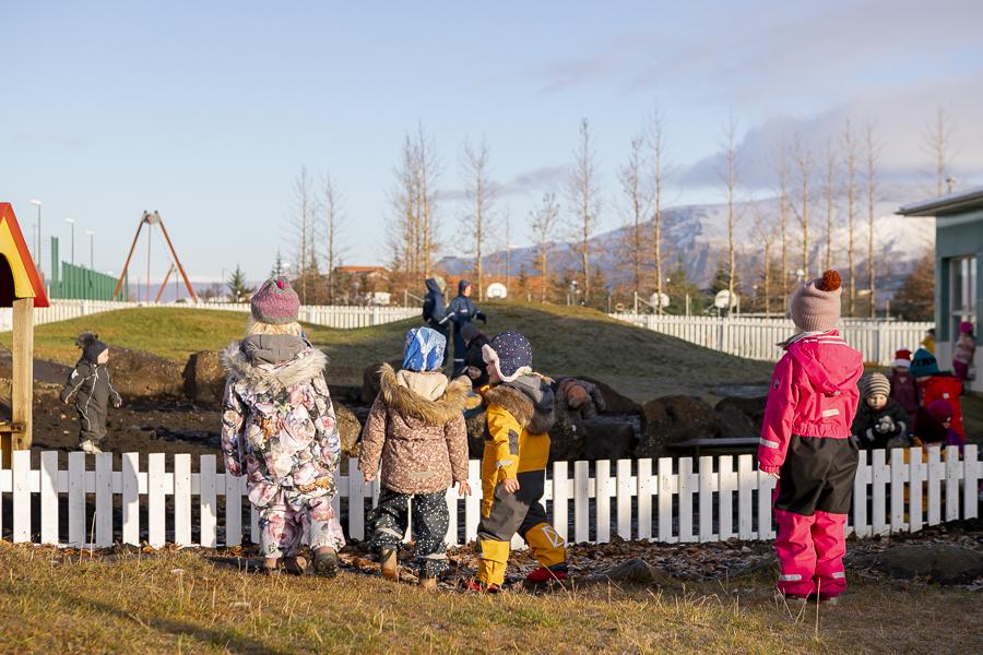 Börn og leiktæki á lóð Engjaborgar.