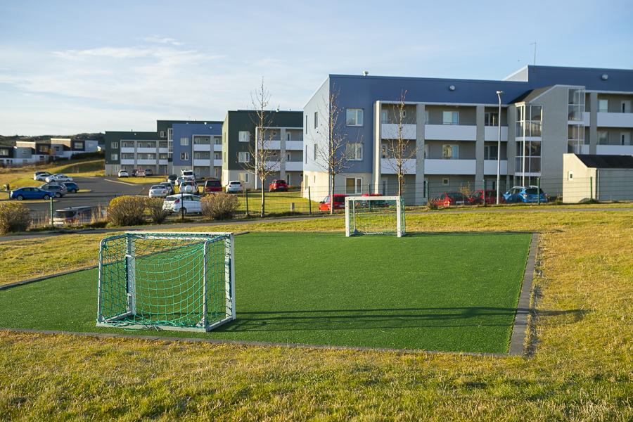 Sparkvöllur á lóð Geislabaugs.