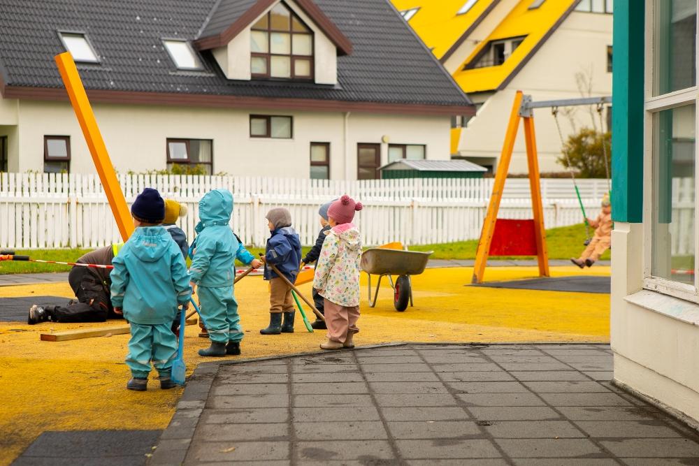 Börn í útigöllum að leik á útisvæði leikskólans Gullborgar