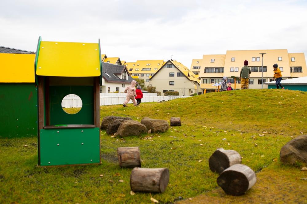 Grasbali, trjádrumbar og lítið hús til að leika sér í á útisvæði leikskólans Gullborgar
