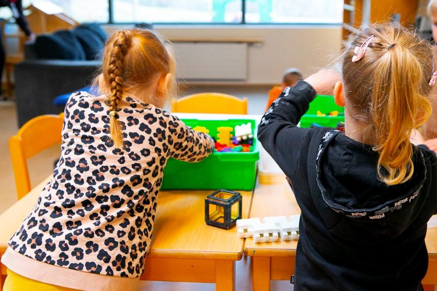 Tvær stelpur leika sér inni í Hálsaskógi.