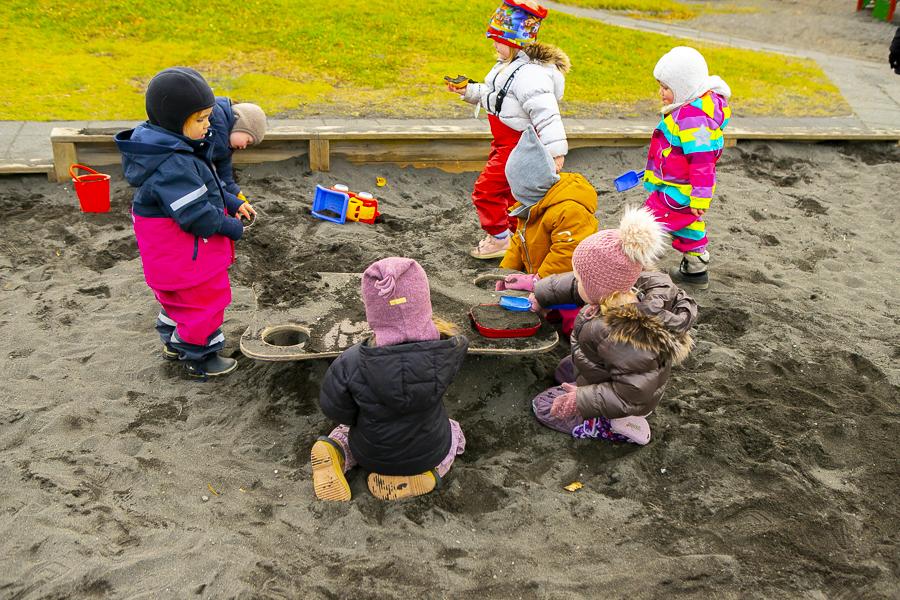 Börn í sandkassa á lóð Hálsaskógs.