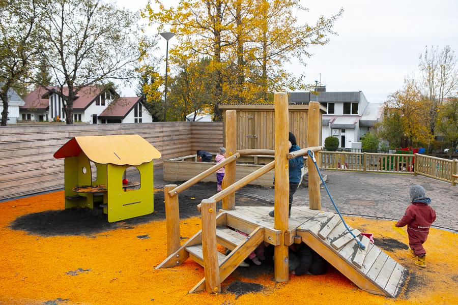 Leiktæki á lóð Hálsaskógs.