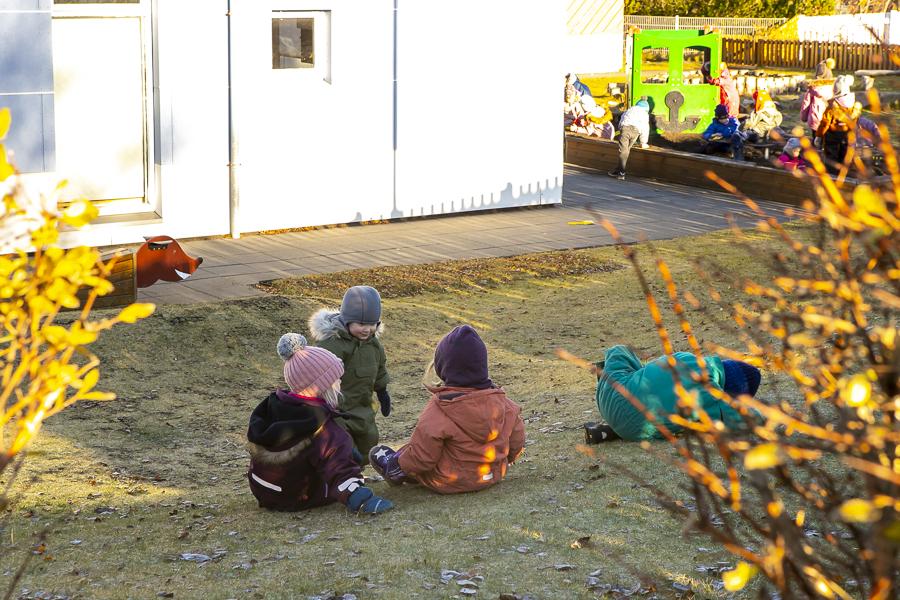Children on Heiðarborg's grounds.