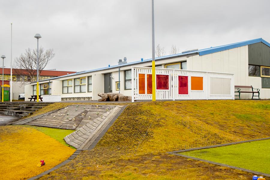 Leiktæki á lóð Hraunborgar.