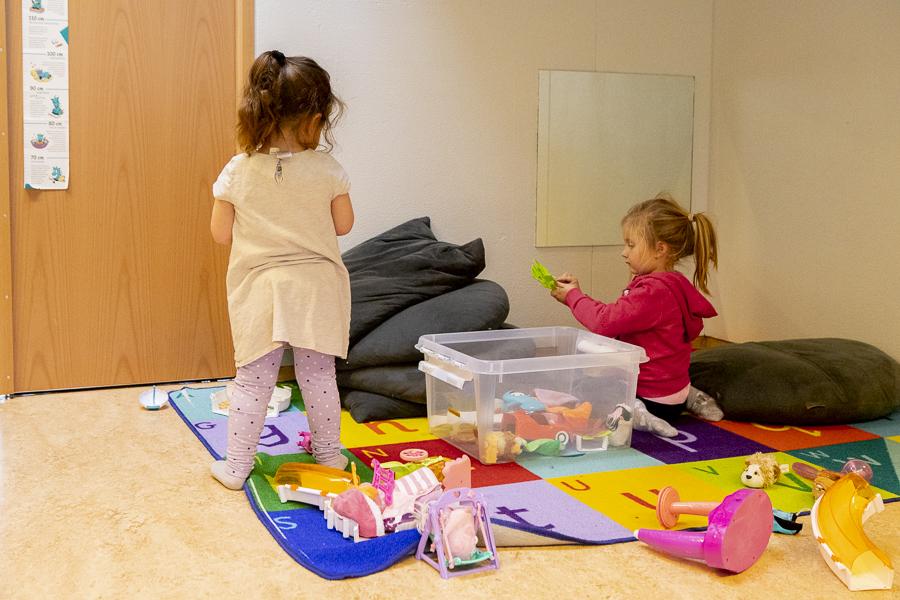 Stelpur að leika sér inni á Hraunborg.