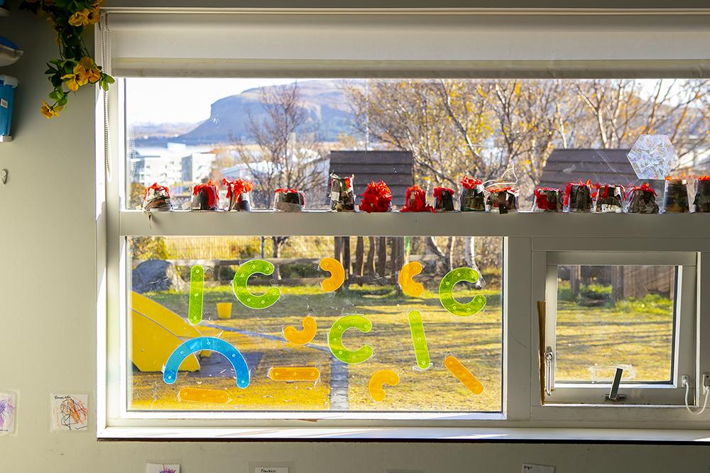 Leikskólalóðin séð út um glugga á Hulduheimum