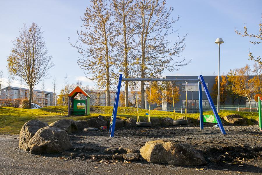 Leiktæki á lóð Hulduheima.