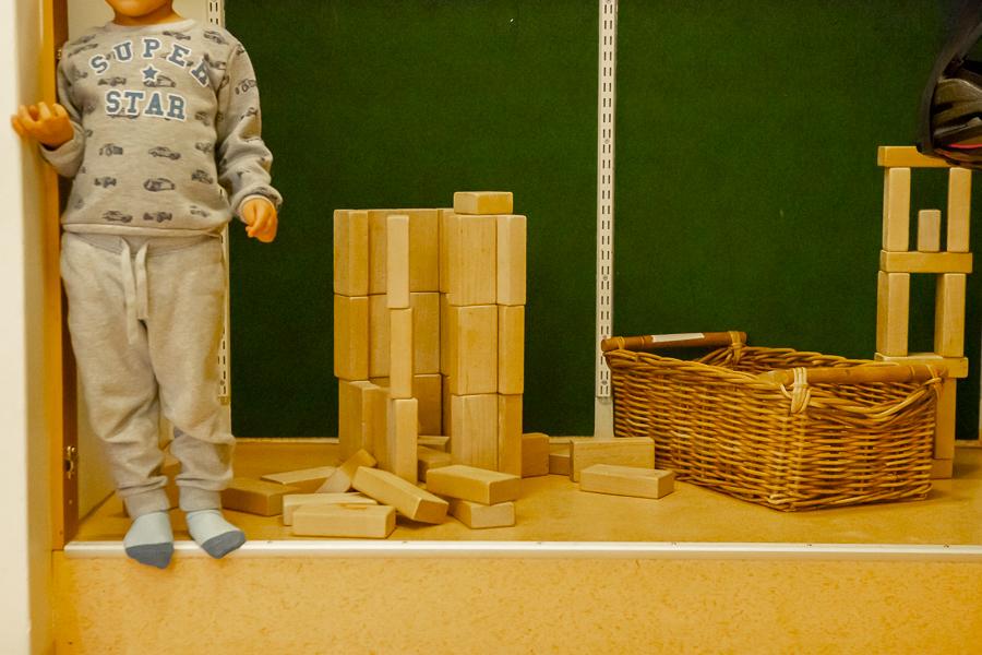 Child, wooden blocks and basket at Klambrar preschool.
