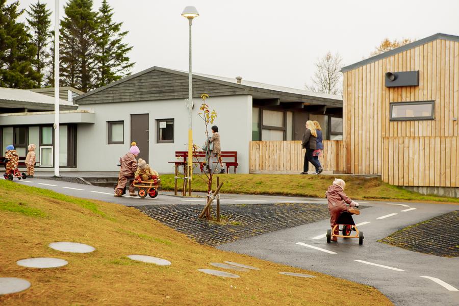 Börn að hjóla á lóð Kvistaborgar.