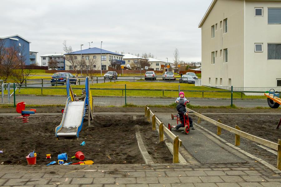 Börn að leik á lóð Laufskála.