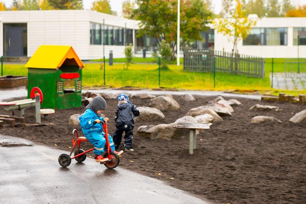Börn og leiktæki á lóð Laugasólar.